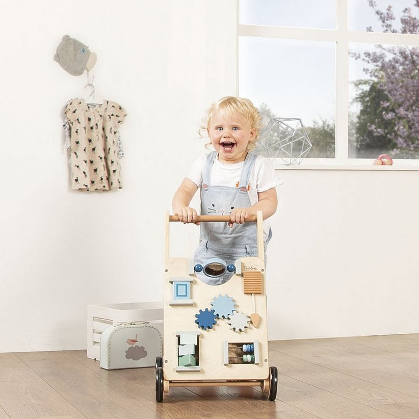 Activiteitenwandelaar Sophie met lopende peuter