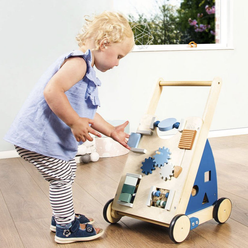 Activiteitenwandelaar met spelende peuter