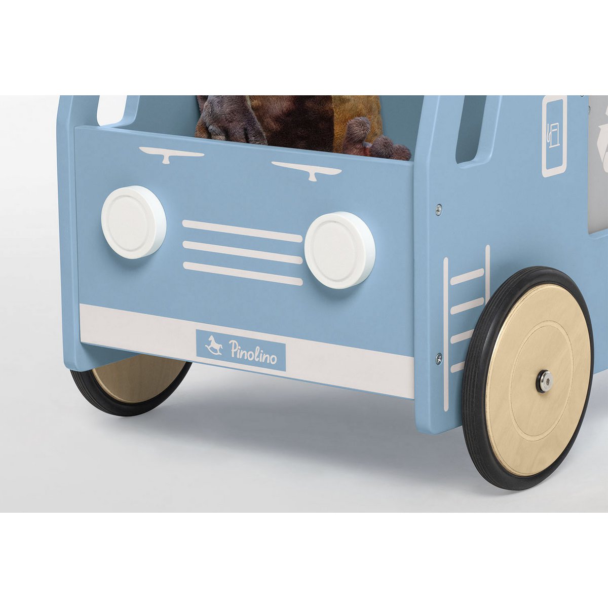 Een houten, blauwe loopwagen waar ingezoomd is op het merk