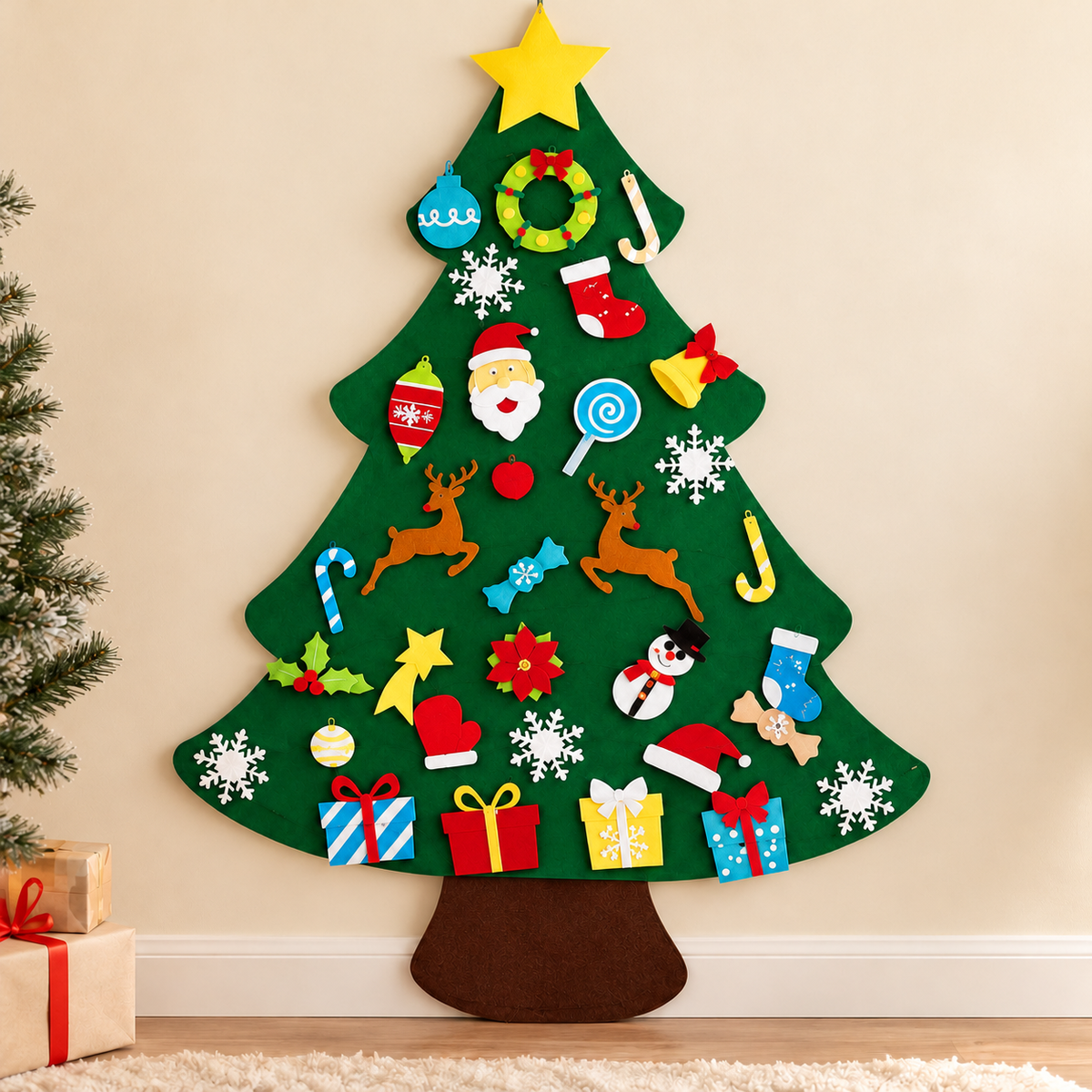 Groene Vilten Kerstboom met 32 Kleurrijke Kerstversieringen aan een Beige Muur als Ruimtebesparende Kerstdecoratie voor Kinderen