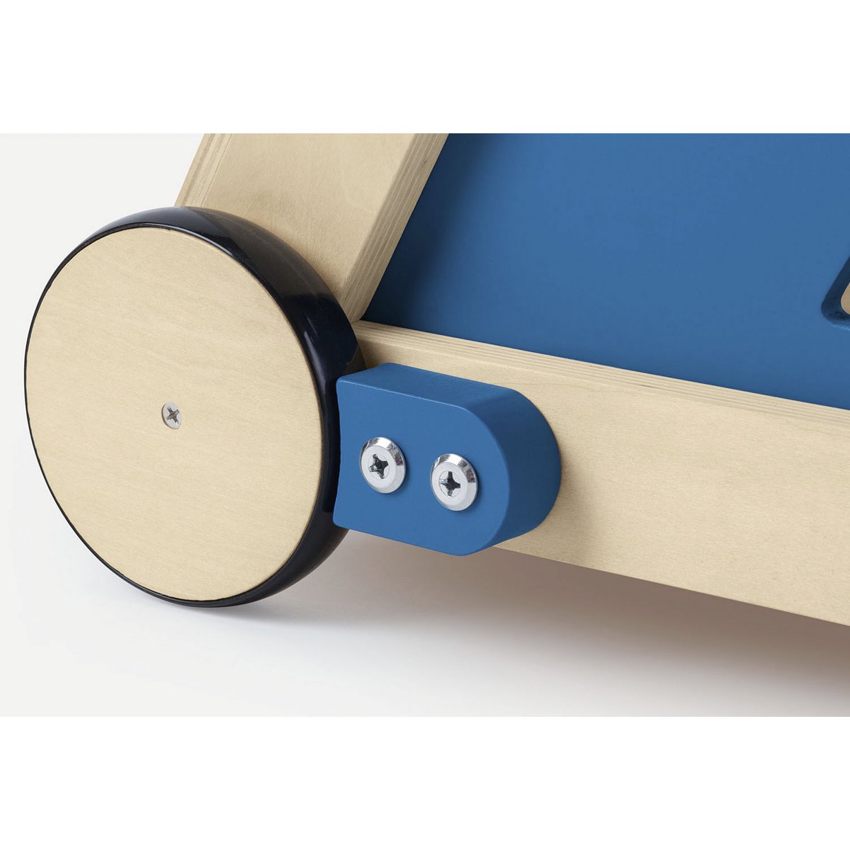 Houten loopwagen van de zijkant met wielen