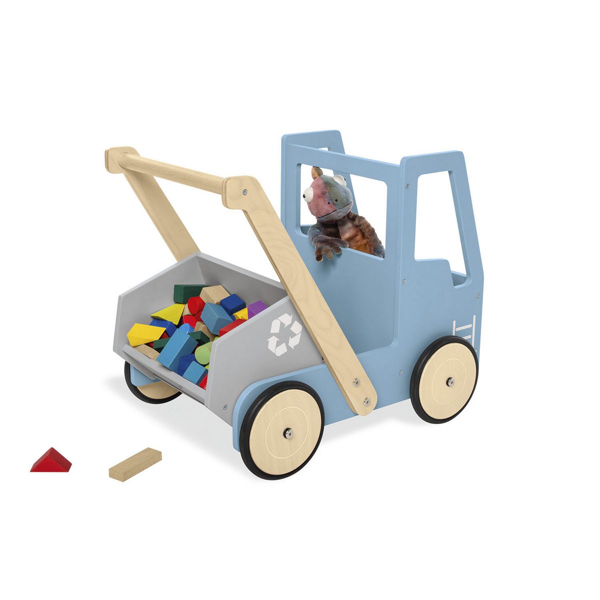 Een blauwe loopwagen voor peuters van hout gemaakt met blokken en een knuffel erin