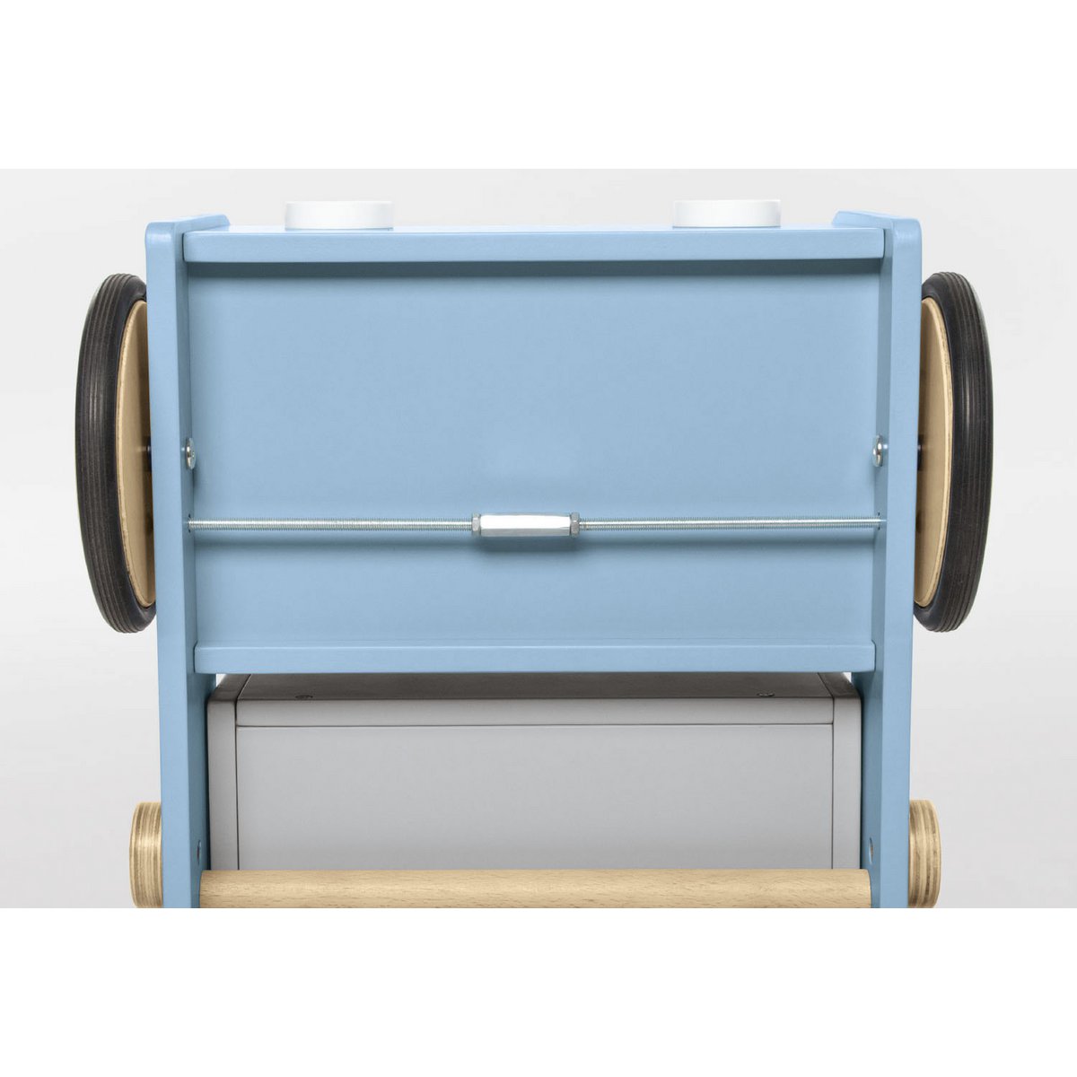 De wielen van een blauwe houten loopwagen