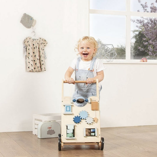 Activiteitenwandelaar Sophie met lopende  peuter