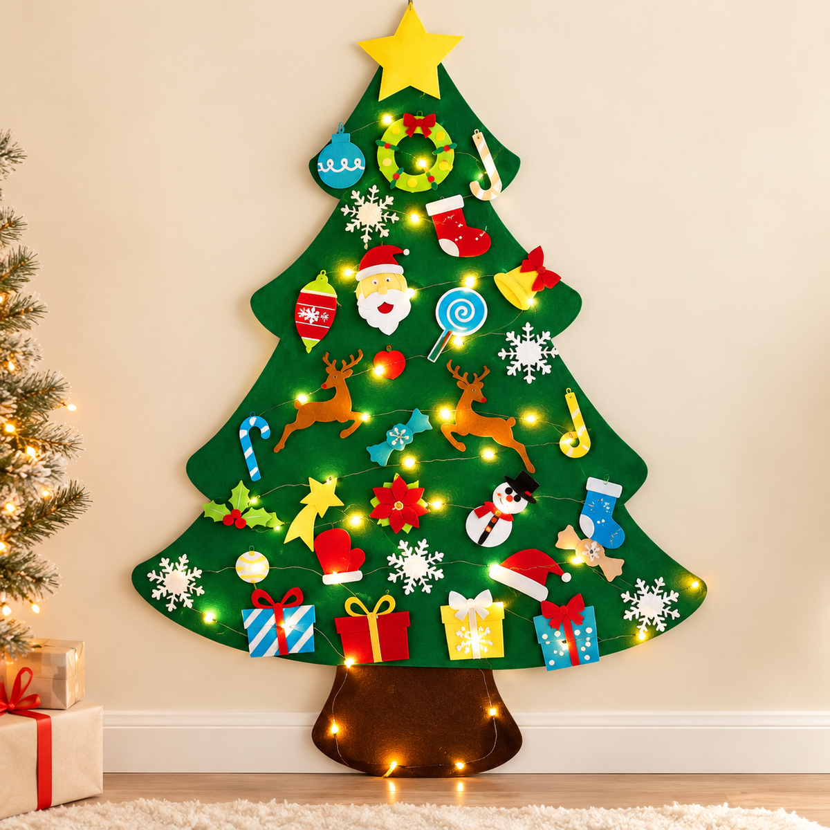Groene vilten kerstboom voor kinderen met 32 kleurrijke kerstversieringen, ster en kerstfiguren op een beige achtergrond