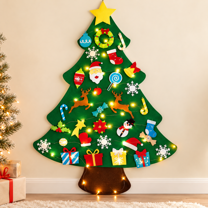 Groene vilten kerstboom voor kinderen met 32 kleurrijke kerstversieringen, ster en kerstfiguren op een beige achtergrond