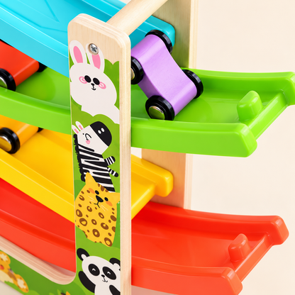 Detail van de houten racebaan met dierenillustraties en een paars autootje op de groene baan