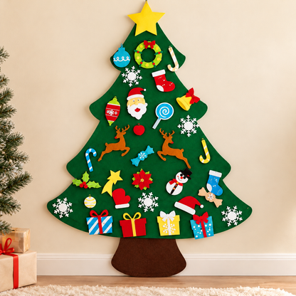 Groene Vilten Kerstboom met 32 Kleurrijke Kerstversieringen aan een Beige Muur als Ruimtebesparende Kerstdecoratie voor Kinderen