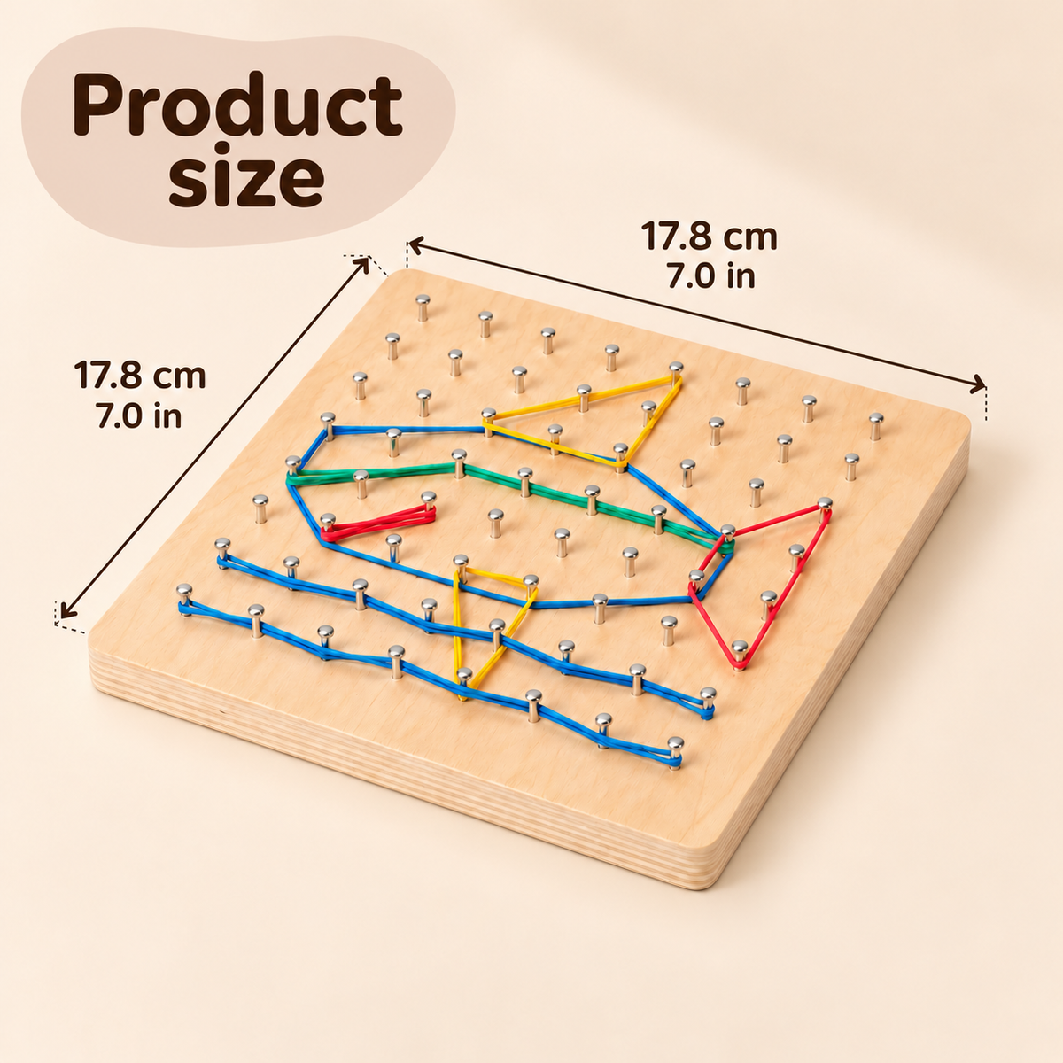Houten Montessori geobord van 17.8 × 17.8 cm met metalen pinnetjes en kleurrijke elastiekjes.