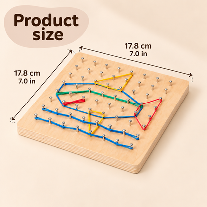 Houten Montessori geobord van 17.8 × 17.8 cm met metalen pinnetjes en kleurrijke elastiekjes.