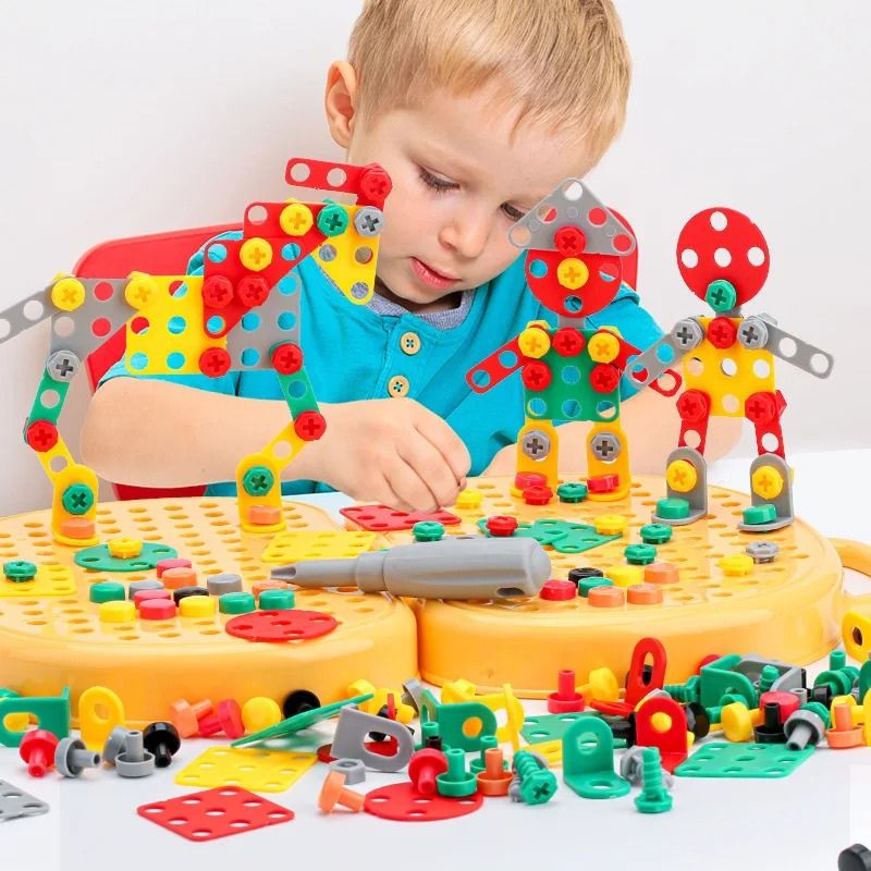 Kind speelt met Montessori speelgoed van Brivano
