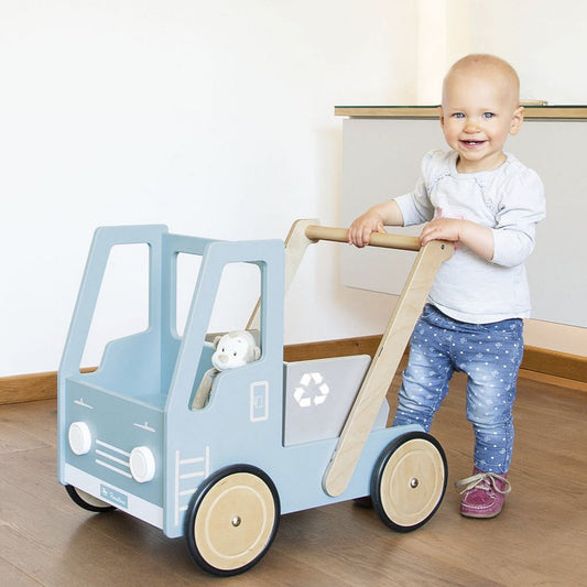 Peuter die aan het spelen is met een blauwe loopwagen van Brivano