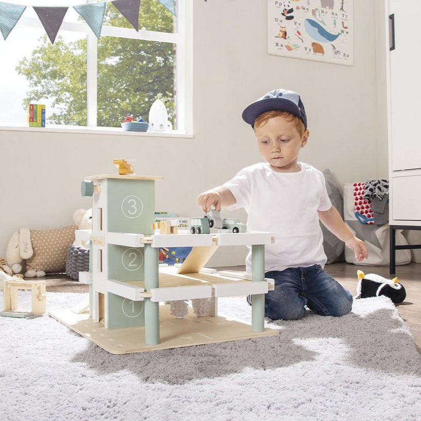 Houten Parkeergarage montessori met peuter