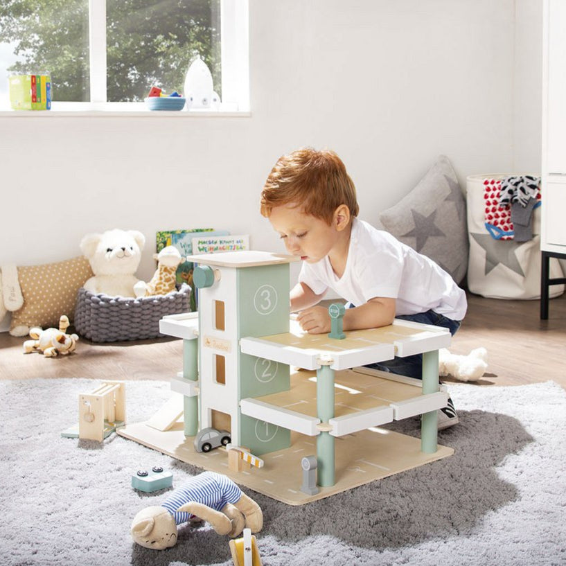 Houten Parkeergarage montessori met peuter aan het spelen