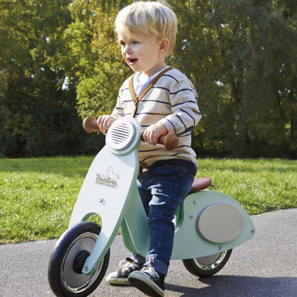 Loopfiets scooter vespa mint met een peuter erop
