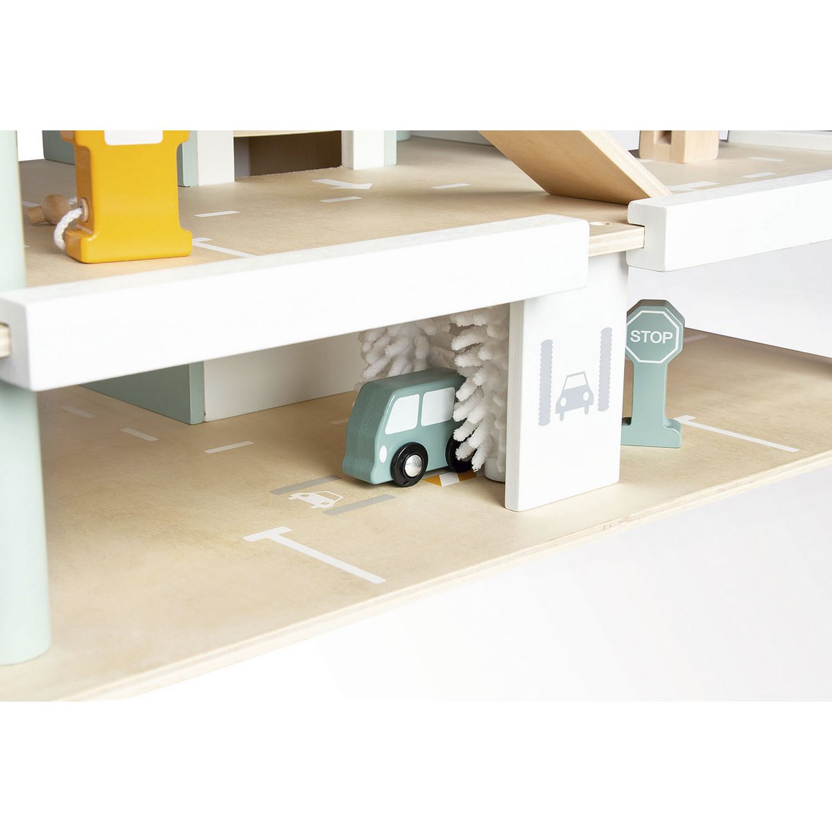 Montessori houten garage gedetailleerd weergegeven