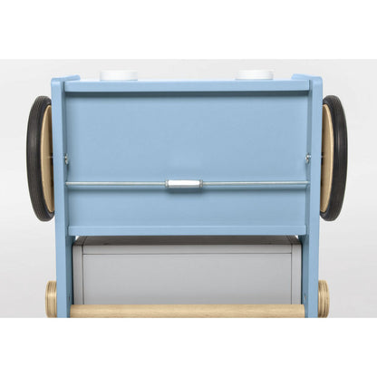 De wielen van een blauwe houten loopwagen